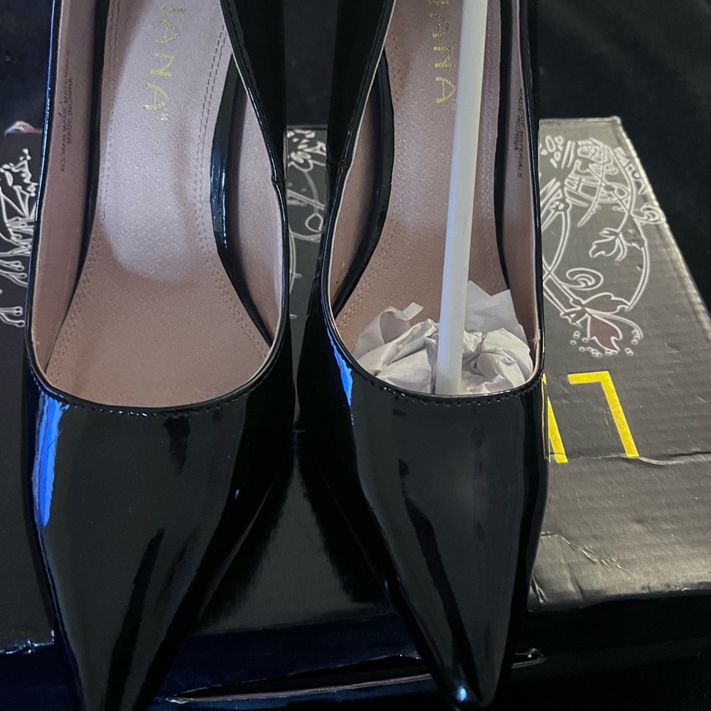 Black pumps(great condition)New!